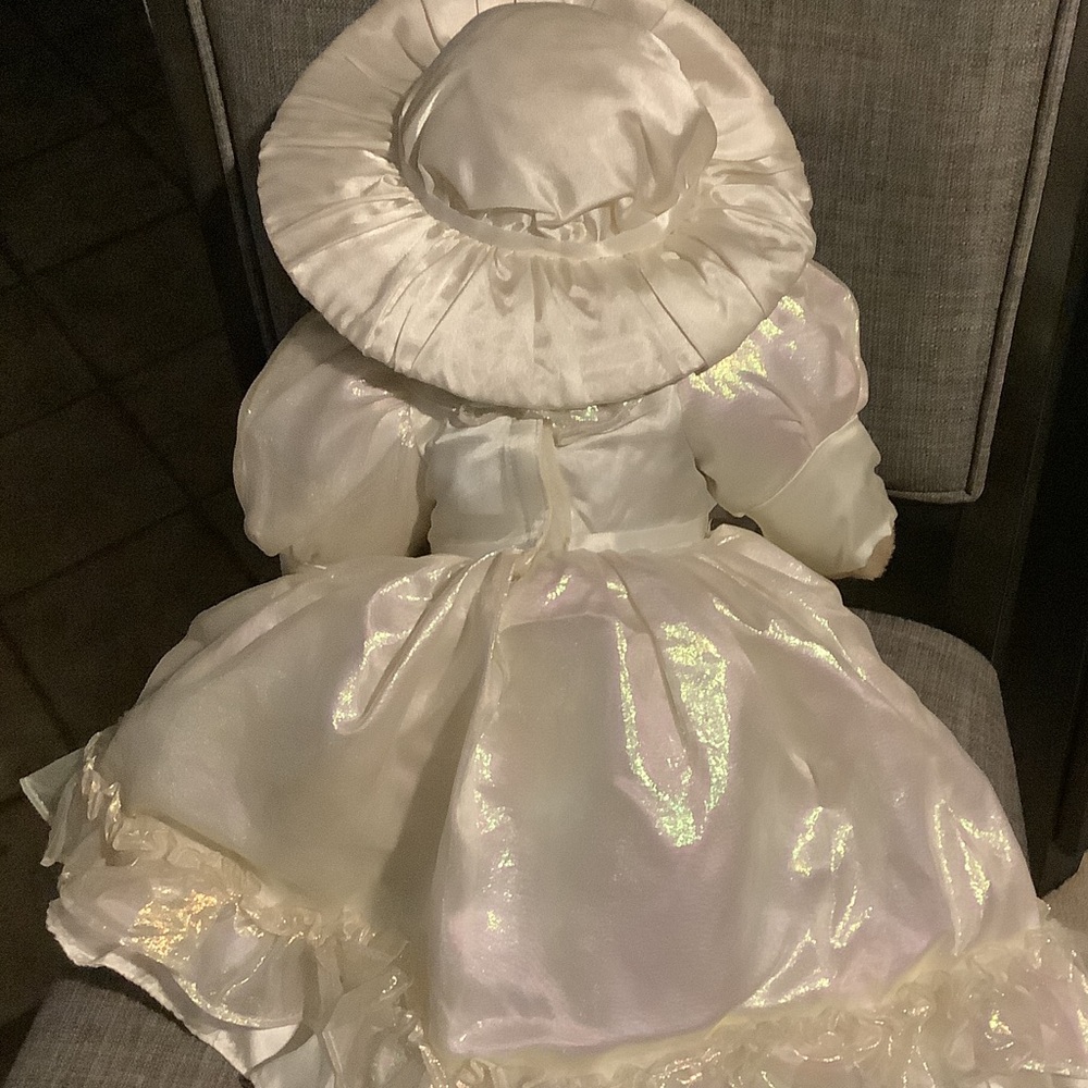 Bearly People Collectable Bridal Bear - Picture 6 of 10